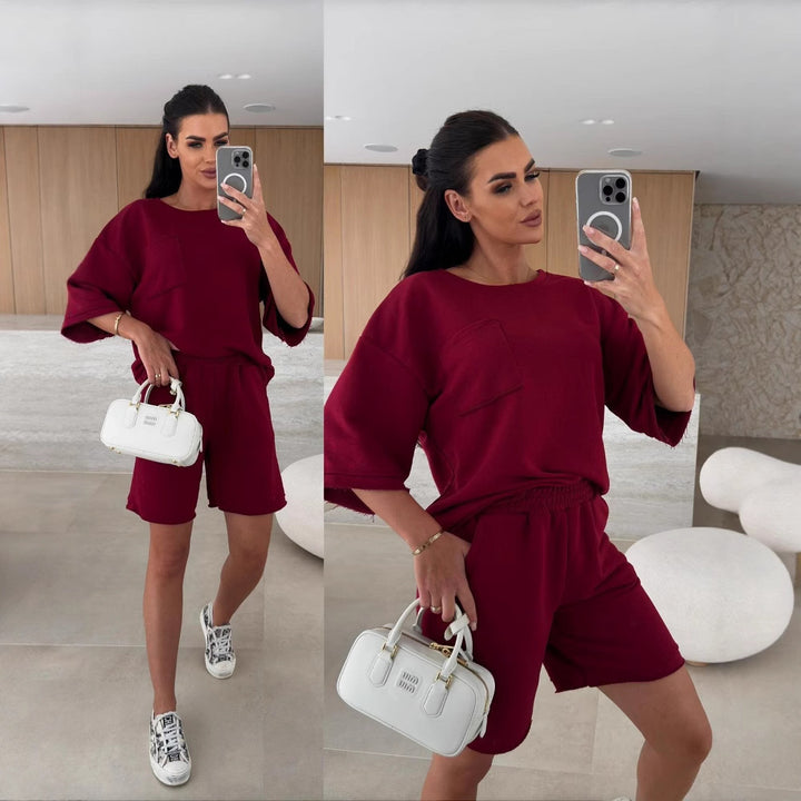 Kvinders afslappede loungedragt med oversized top og komfortable shorts