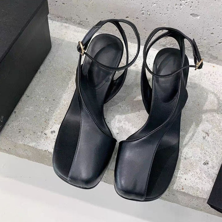 Femme Open-Toe Hæl Sandaler med unikt skulpturelt hældesign Stilla