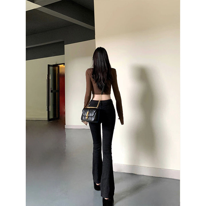 Kvindernes crop top med en sofistikeret knude og brede ærmer