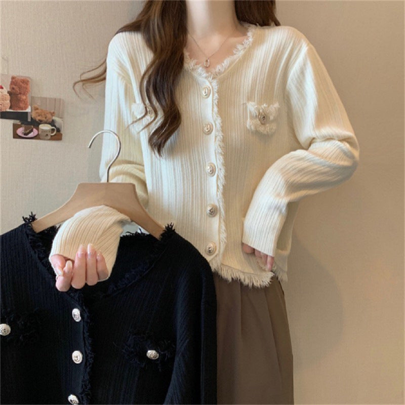 Kvinder komfortabel cardigan med subtile frynser og fashionable knapper