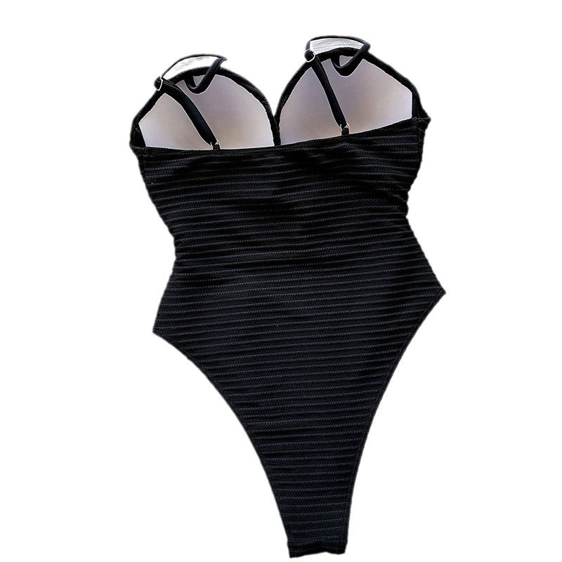 Dame ét-piece badedragt med raffineret indpakningsdesign og elegante flæsedetaljer Stilla