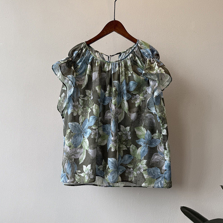 Damebluse med flæsedetaljer og blomstret mønster Stilla