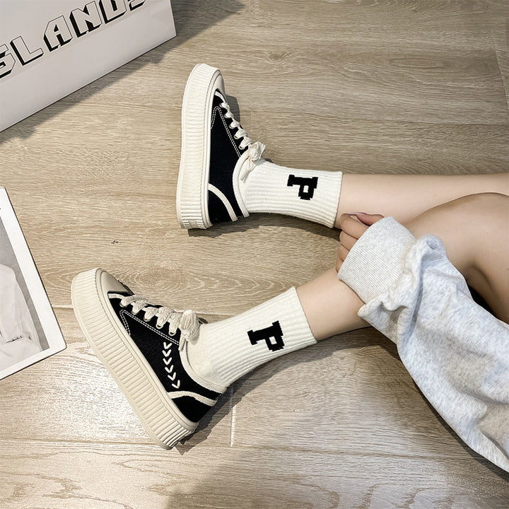 Dame Sneakers i en afslappet-modern stil med tyk platformssål og åndbar overfladestruktur Stilla