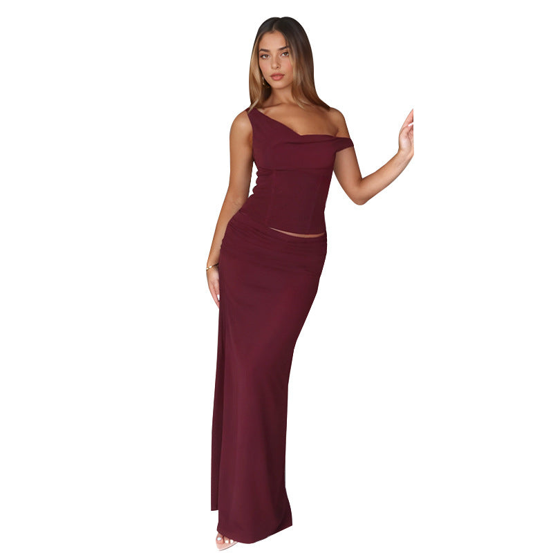 Kvinders maxikjole med off-shoulder design og elegant ruffle detalje Skovae