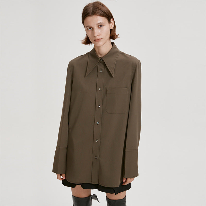 Dame Oversized Bluse med moderne krave og praktisk brystlomme Stilla