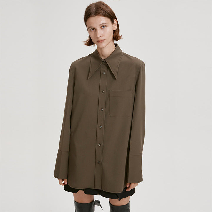 Dame Oversized Bluse med moderne krave og praktisk brystlomme Stilla