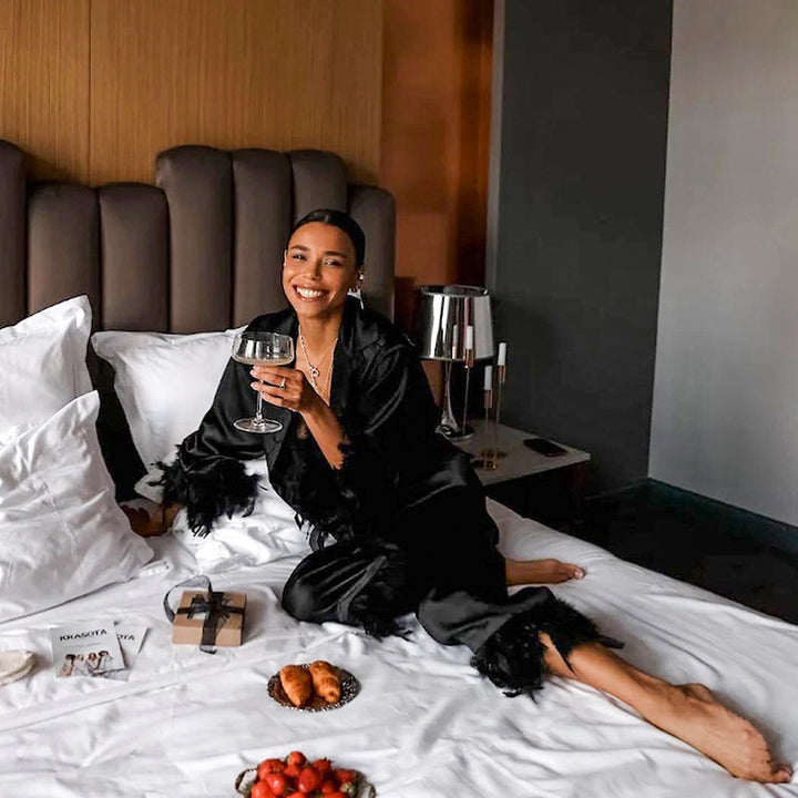 Dame Satin-Pyjama-Sæt med elegante fjerdetaljer Stilla