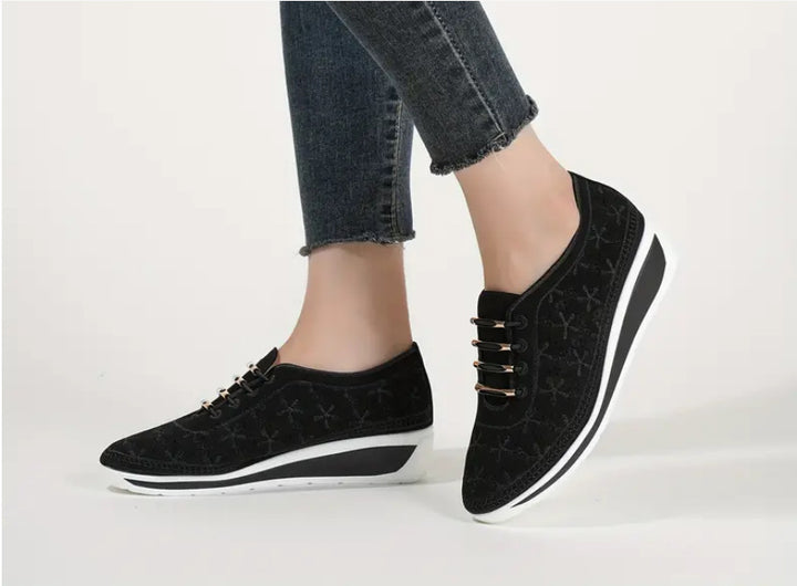 Dame Wedge Sneakers med elegant hulmønster og komfort-sål Stilla