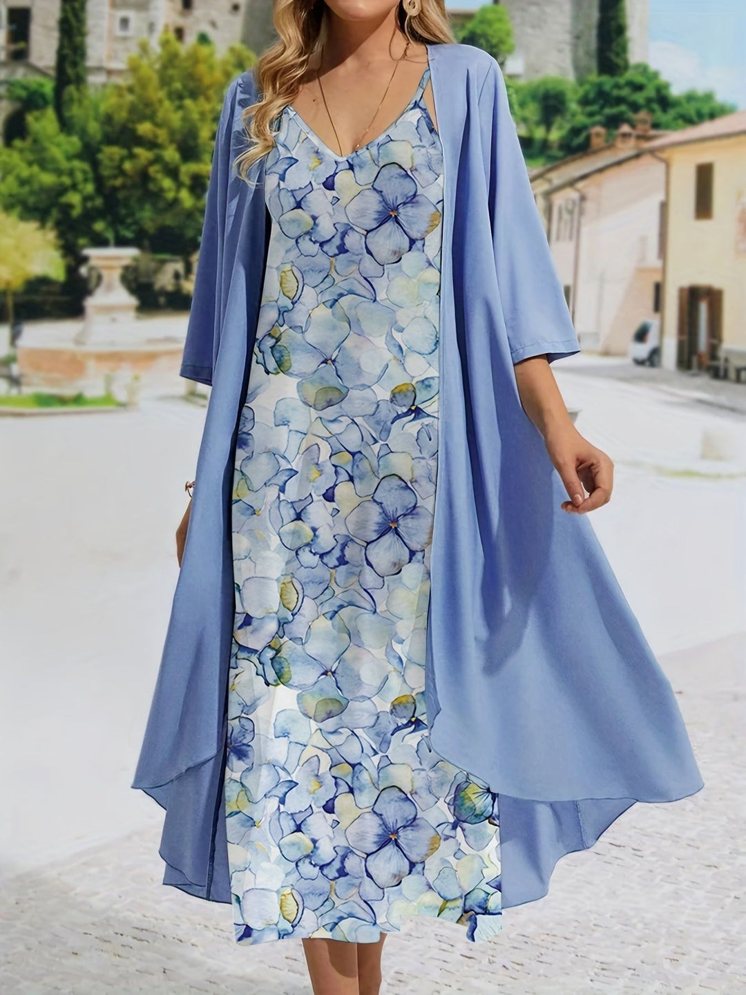 Dame Maxikjole med blomsterdesign og let overjakke Stilla