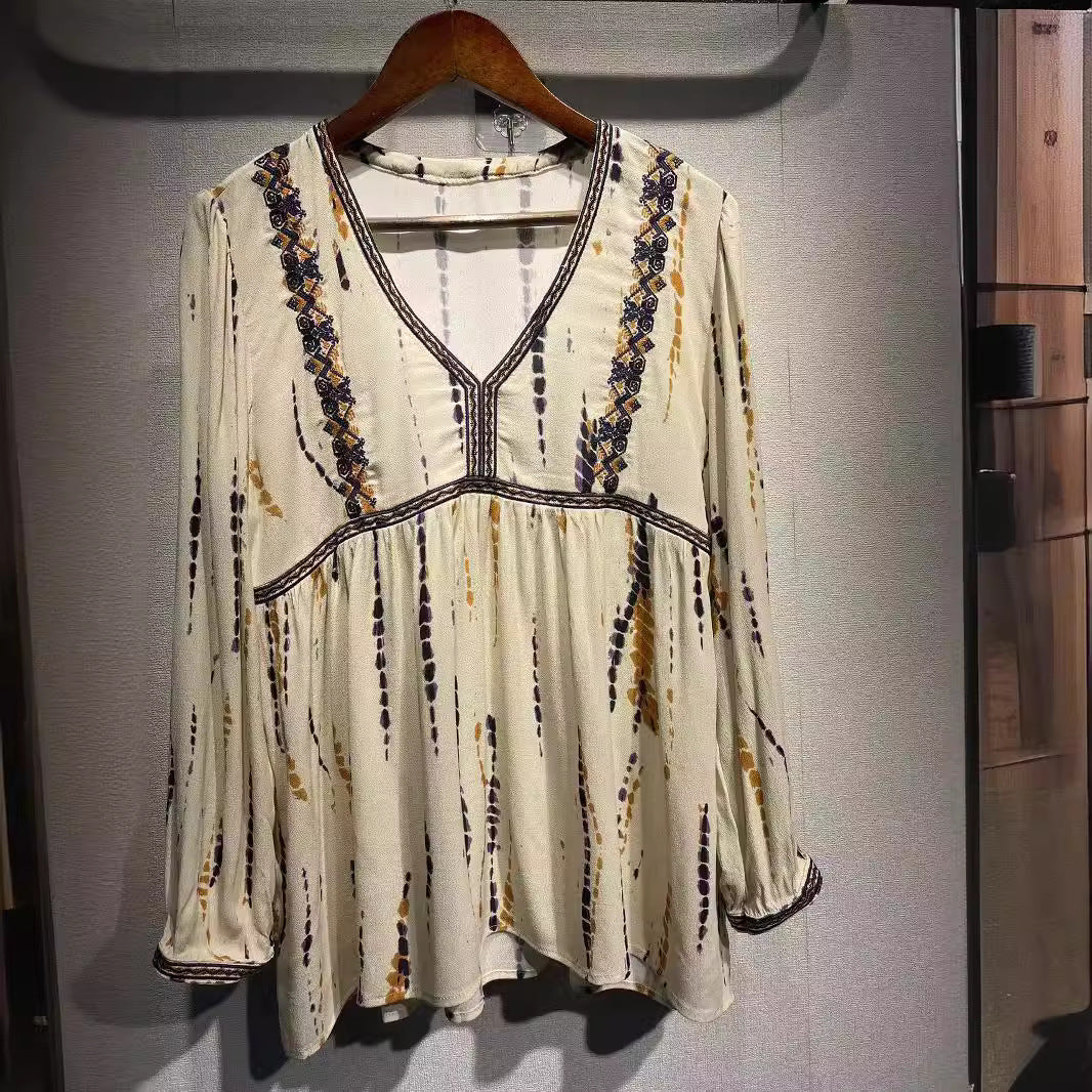Damebluse med romantisk V-hals og kunstnerisk broderedesign Stilla