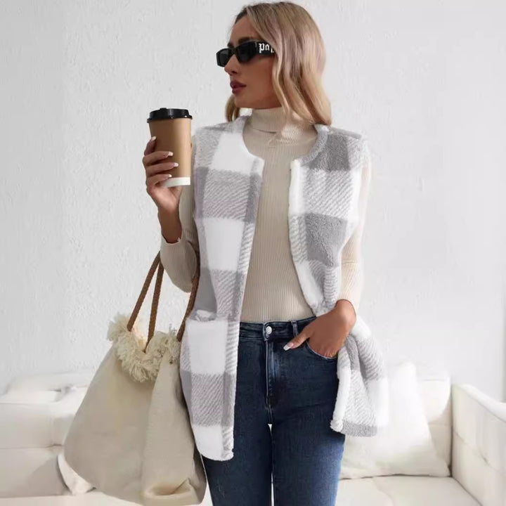 Damevest i blødt fleece i ternet design Stilla