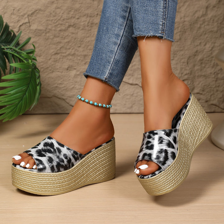Dame Plateau-Mules med moderne leopardmønster og sofistikeret remdesign Stilla