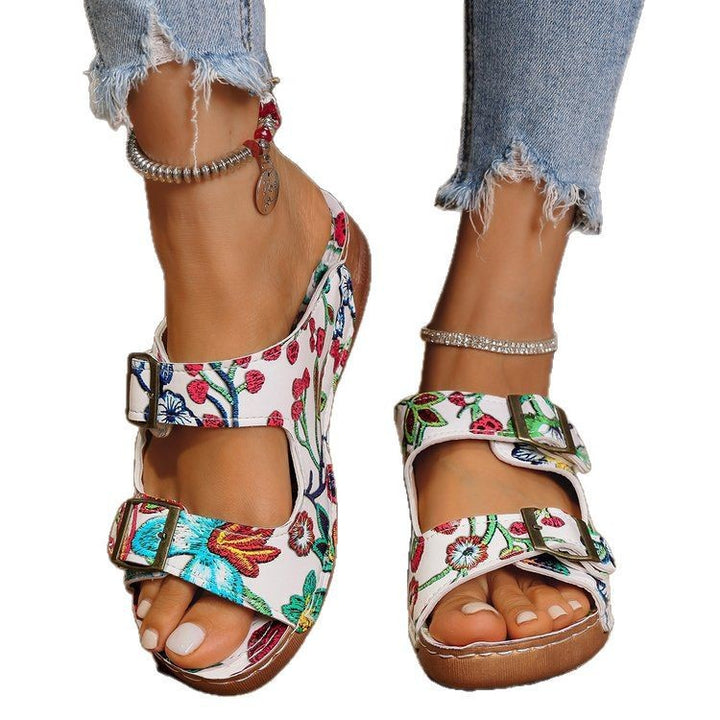 Dame Komfortable og modige sandaler med blomstret design og justerbare remme Stilla