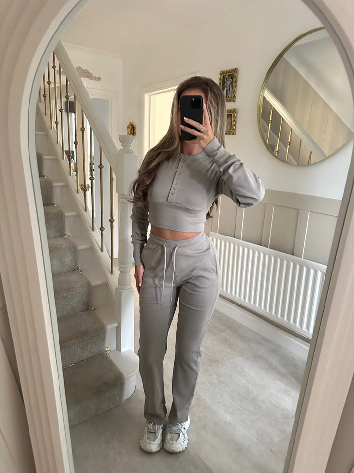 Kvinders afslappede fritids sæt med cropped sweatshirt og komfortable joggers Skovae