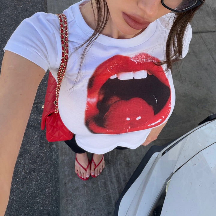 Damen cropped T-Shirt mit auffälligem Lippen-Print und modernen Schnittelementen Skovae