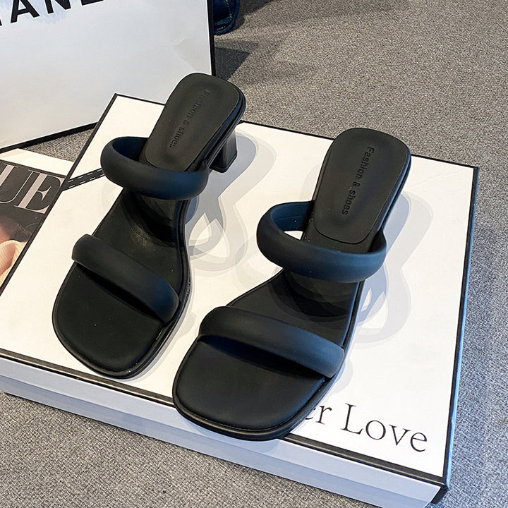 Dame slippers med elegant blokhæl og komfortabel remdesign Stilla