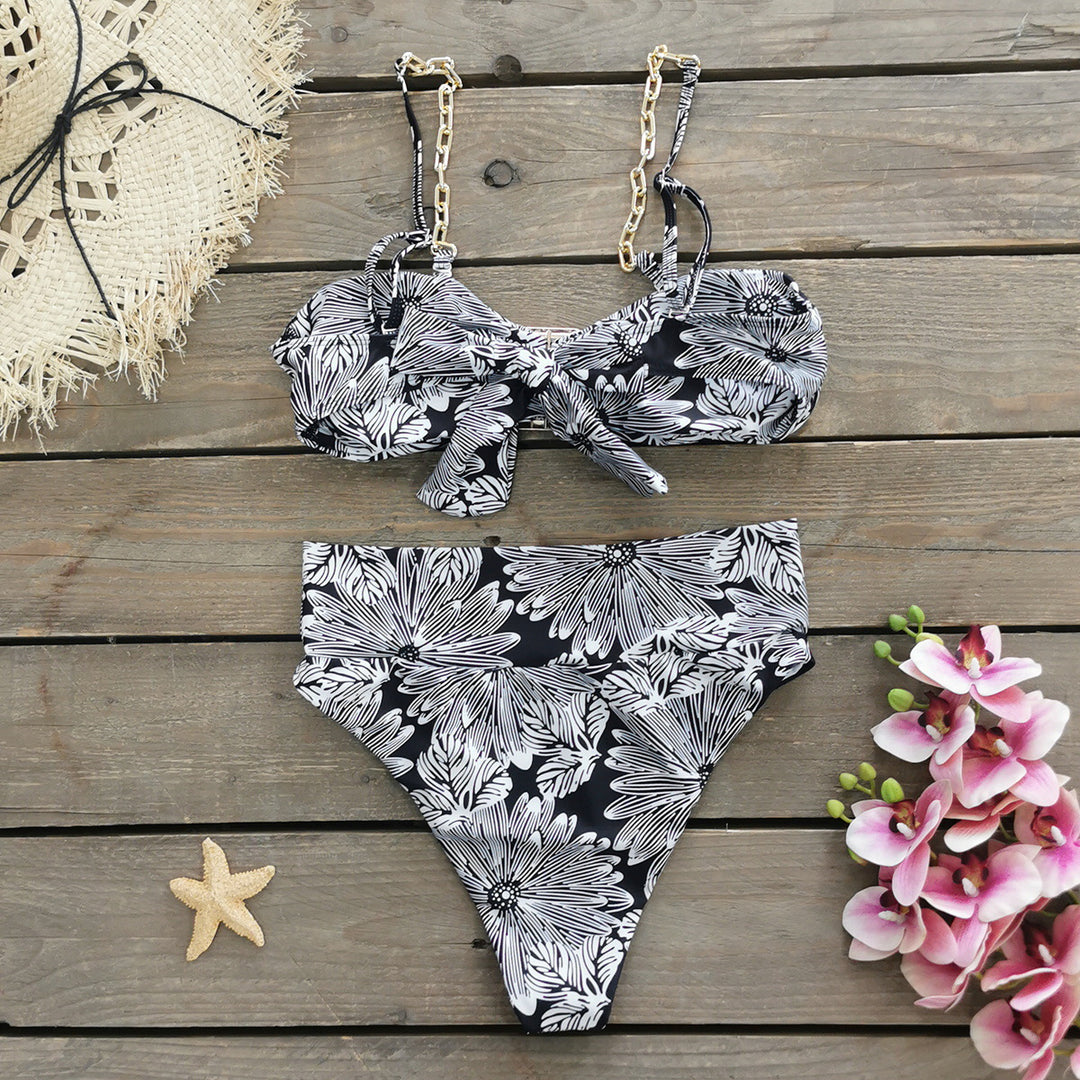 Dame bikini-sæt med raffineret blomsterprint og gyldne kædetrækkere Stilla