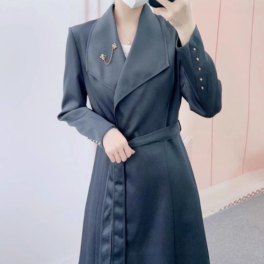 Dame elegant og figursyet lang blazer med broche Stilla