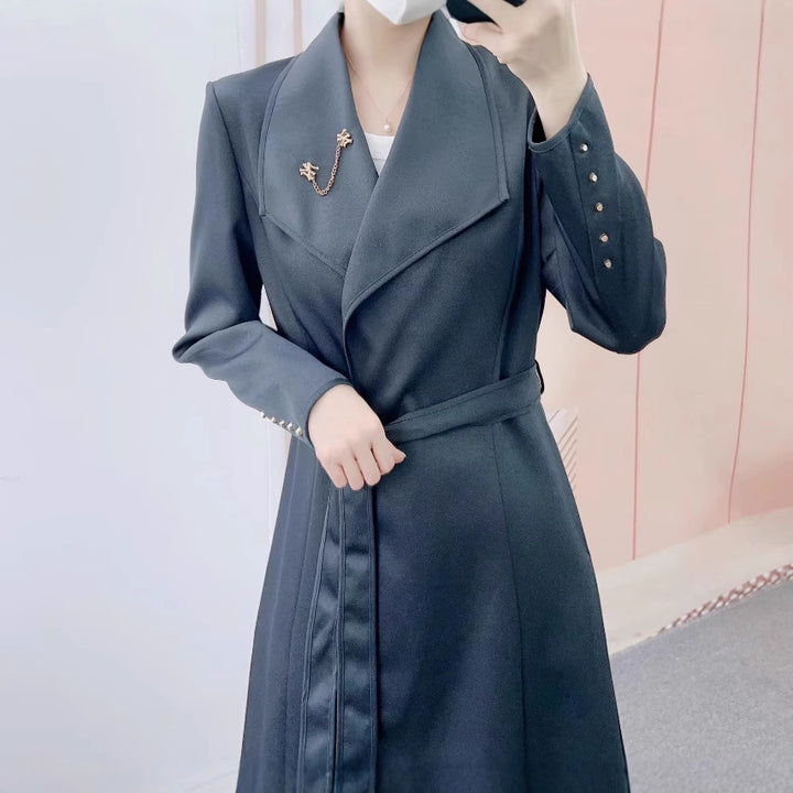 Dame elegant og figursyet lang blazer med broche Stilla