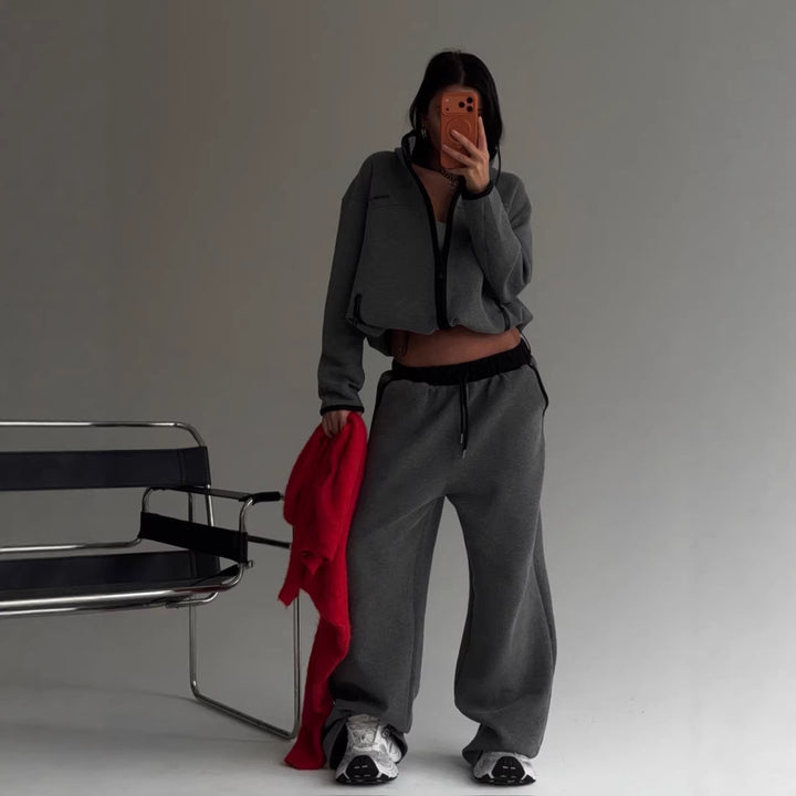 Kvinders komfortable cropped hoodie med høj krave og afslappede joggers Stilla