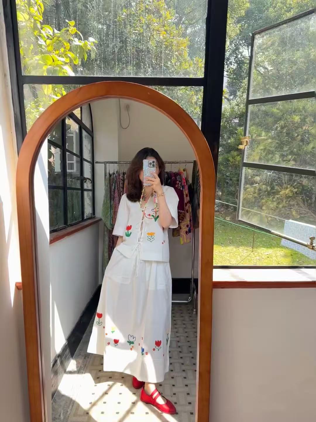 Damebluse med floral broderidesign og elegant taljejustering Stilla