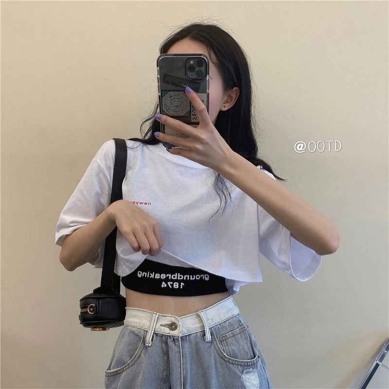 Kvinders cropped tank top med moderne bogstaver og figursyet snit