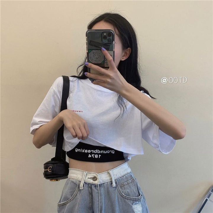 Kvinders cropped tank top med moderne bogstaver og figursyet snit