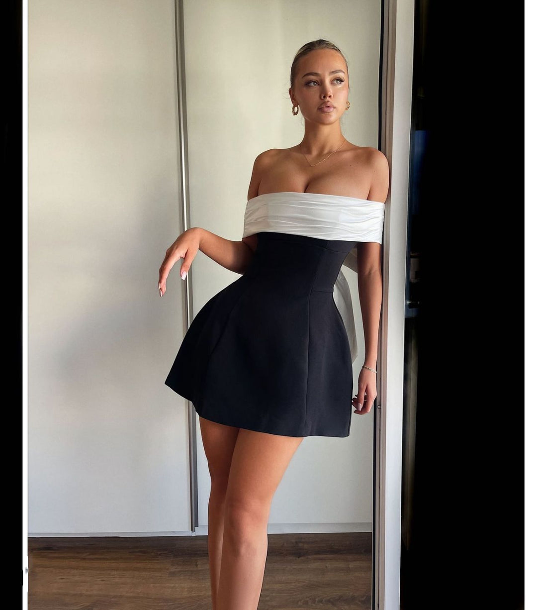 Dame cocktailkjole med off-shoulder design og voluminøs skørt Stilla