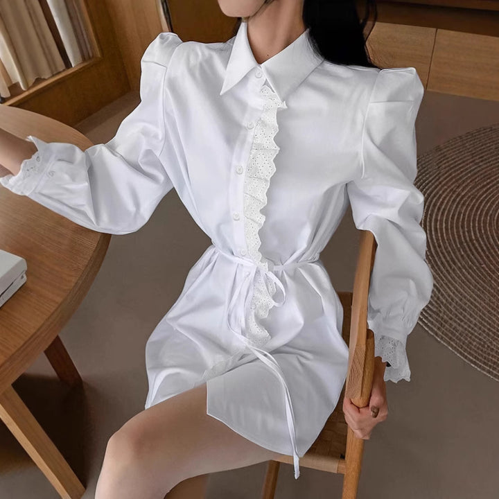 Dame skjortekjole med dekorative ruffles dekoration og et elegant bindebælte Stilla