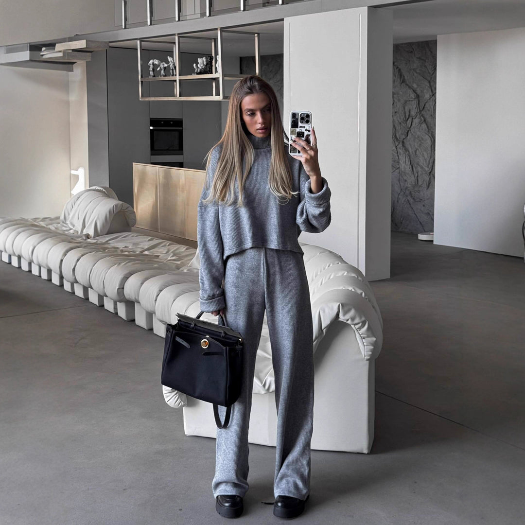 Kvinders elegante fritidsdragt med højhalset sweater og løse lige bukser Stilla