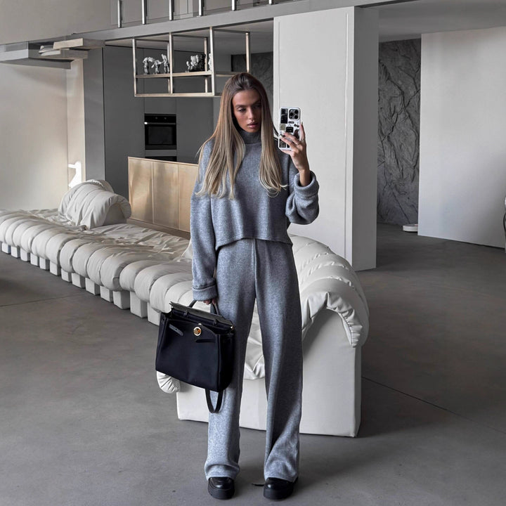 Kvinders elegante fritidsdragt med højhalset sweater og løse lige bukser Stilla