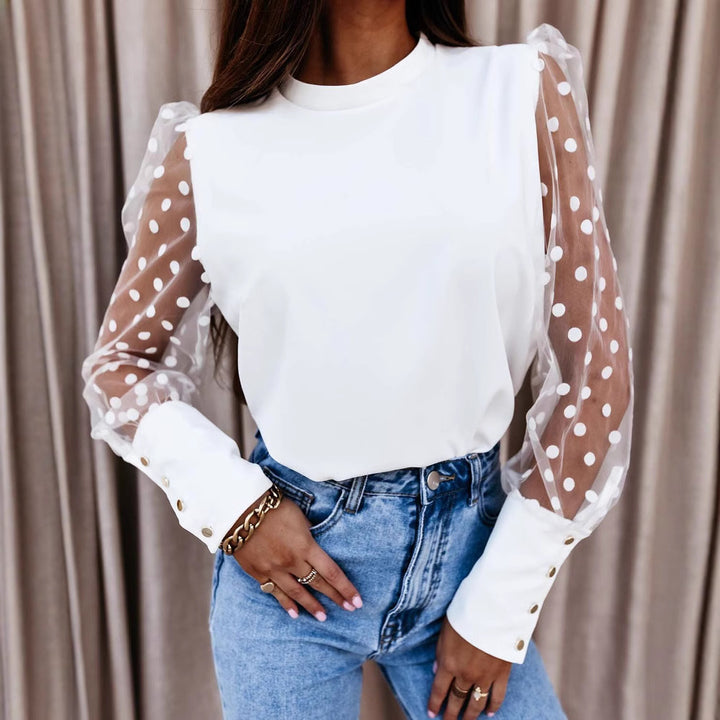 Damebluse med transparente puffærmer og attraktive prikker Stilla