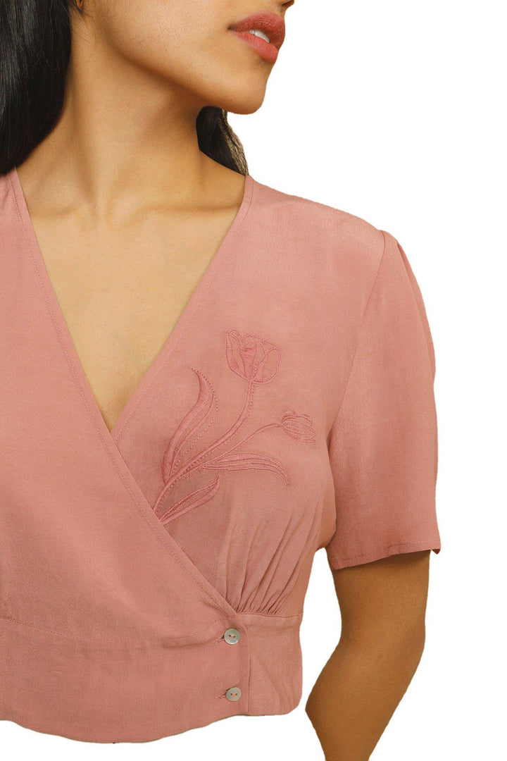 Dame Wrap-bluse med fin broderi Stilla
