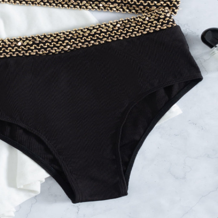 Dame bikini-sæt med asymmetrisk top og dekorative kædeaccents Stilla