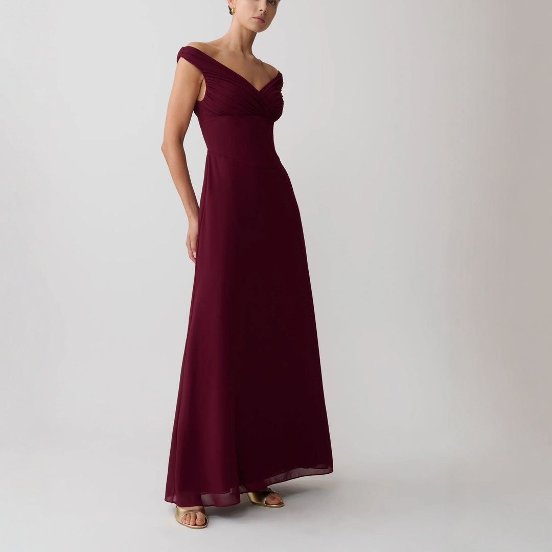 Dame Glamourøst Maxikjole med off-shoulder design og elegant drapering Skovae