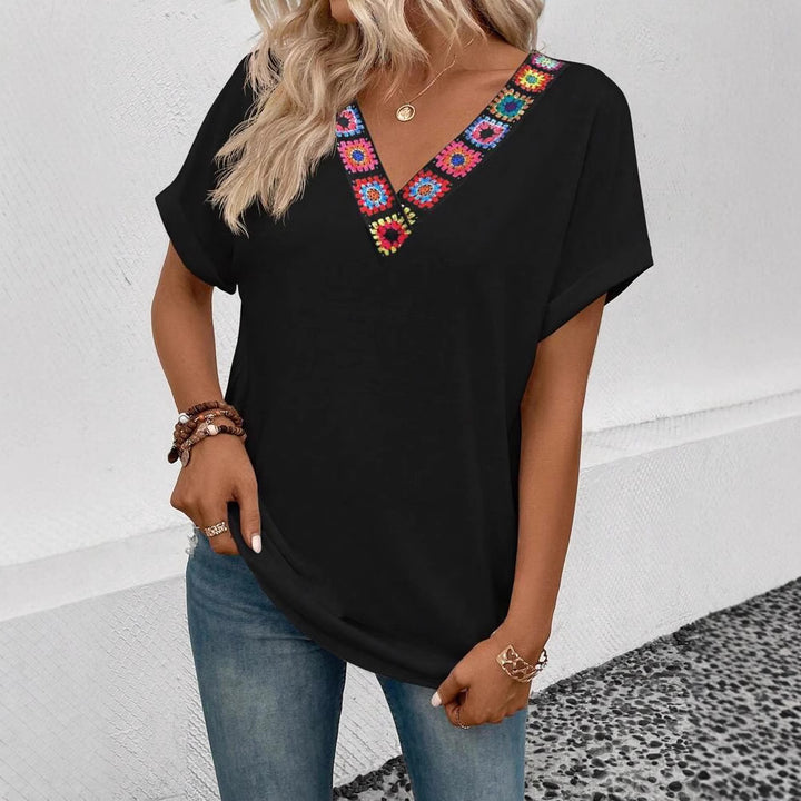 Dame V-hals T-shirt med farverigt broderimønster Stilla