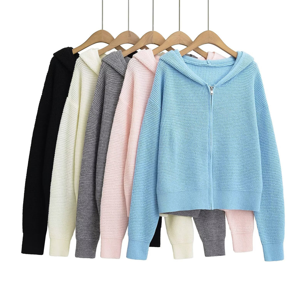 Dame hoodie jakke lavet af blødt strikmateriale med lynlås og moderne design Stilla