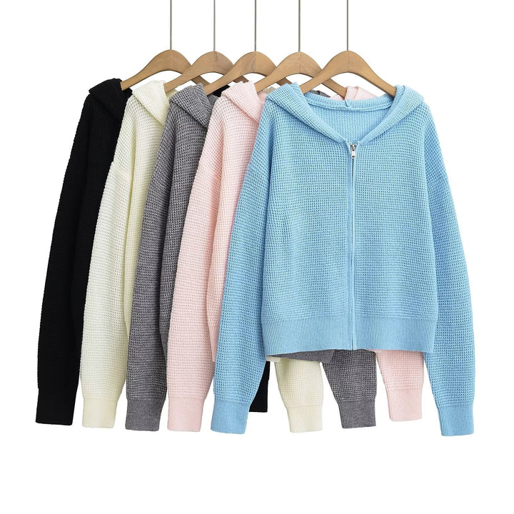 Dame hoodie jakke lavet af blødt strikmateriale med lynlås og moderne design Stilla