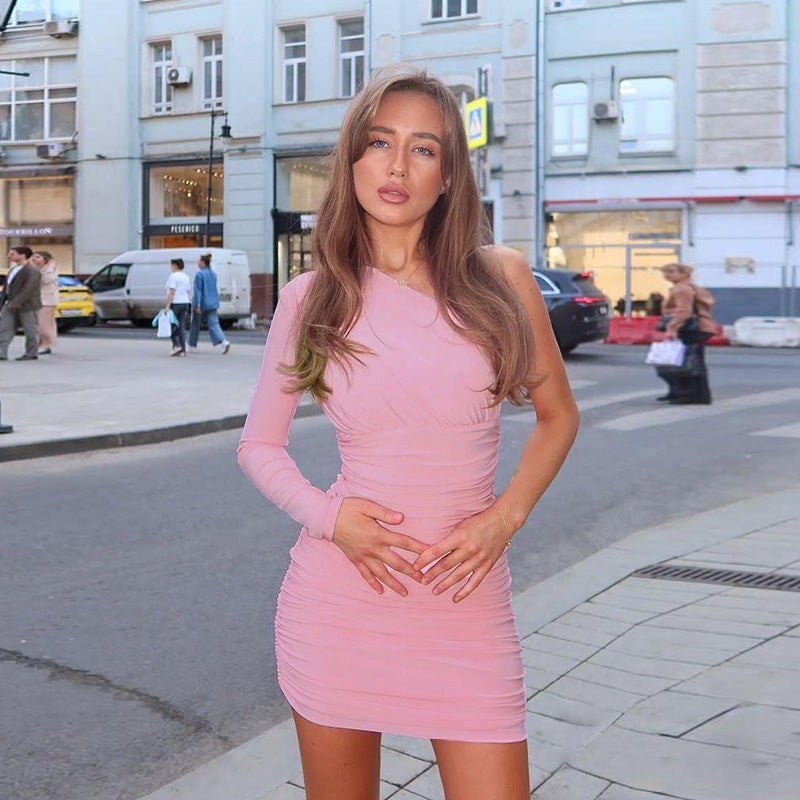 Dame off-shoulder minikjole med ruffledetaljer og asymmetrisk udskæring Skovae