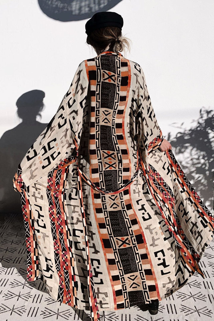 Dame kaftan med kunstnerisk geometrisk mønster og flydende snit Stilla
