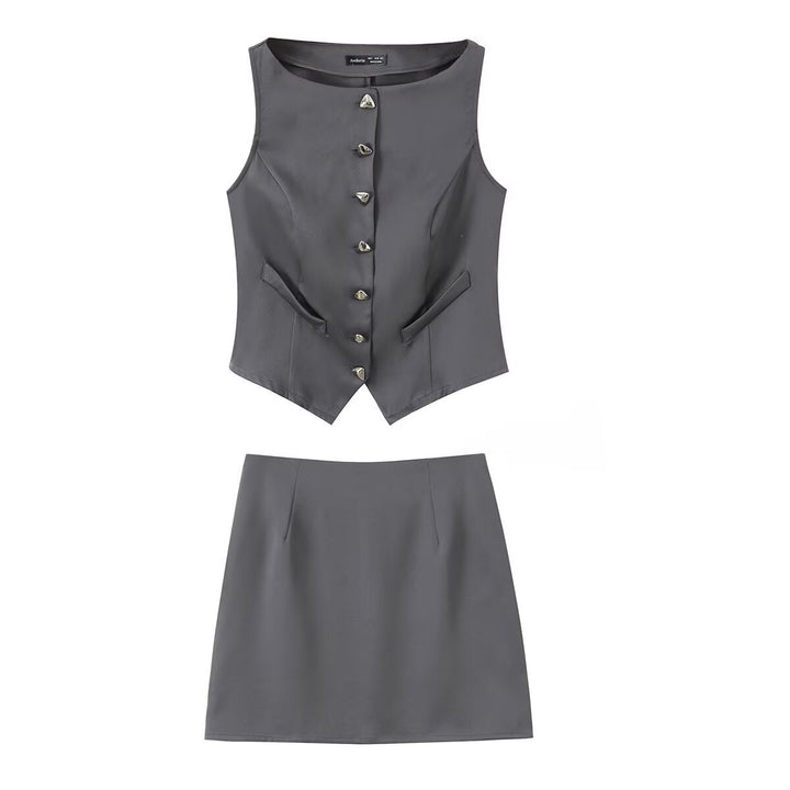 Dame-sæt bestående af figursyet vest og kort nederdel med elegante knapdetaljer Skovae