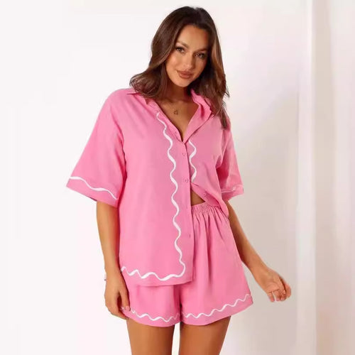 Dame sæt bestående af afslappet kortærmet top og behagelige shorts med bølgemønster Stilla