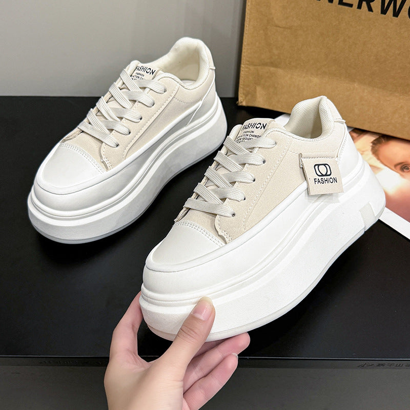 Dame Sporty Plateau-Sneakers med trendy logo-detalje og slidstærkt overdelsmateriale Stilla