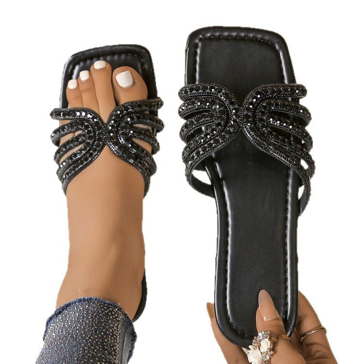 Dame nan elegante slip-on sandaletter med svungen multiftaste-look og strassdetaljer Skovae