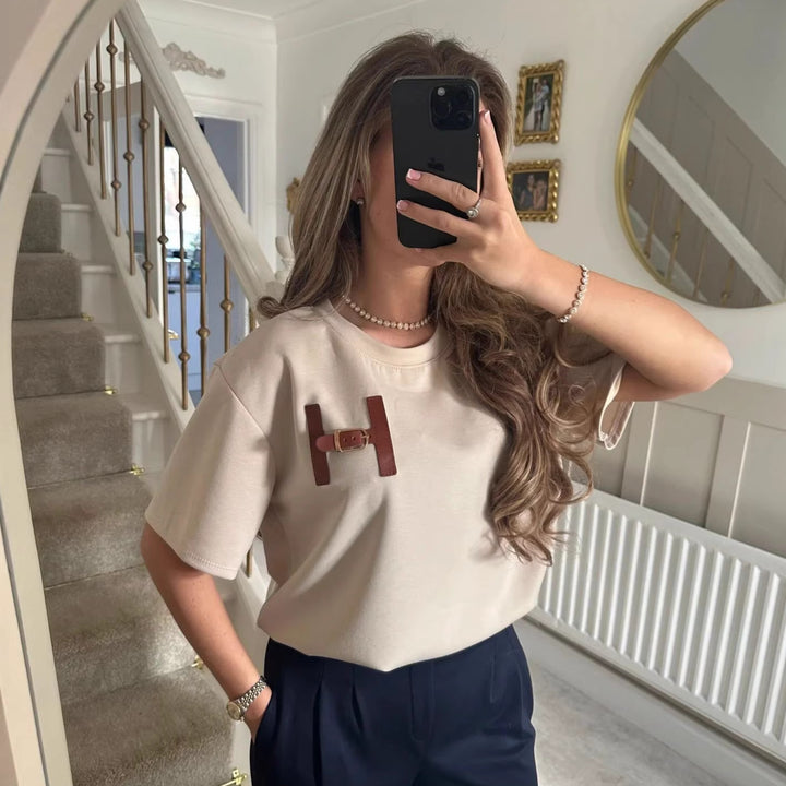 Kvinders fashionable t-shirt med unikt logo detalje og afslappet pasform