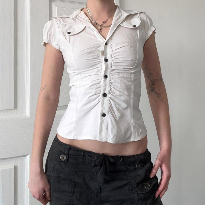 Dame figursyet blusshirt med elegante flæsedetaljer og knaplukning Skovae