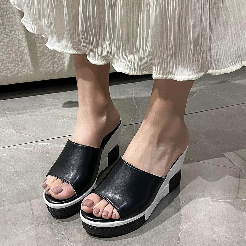 Dame nan slipon sandal fra syntetisk læderfinish med åben tå ergonomisk kilehæl og polstret komfortfodbed Skovae
