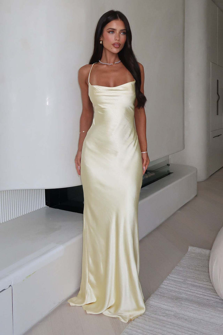 Dame Elegant satin aftenkjole med spaghetti stropper og flydende snit Skovae