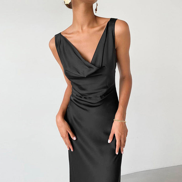 Dame maxi-kjole med elegant V-udskæring og flydende satin-finish Stilla
