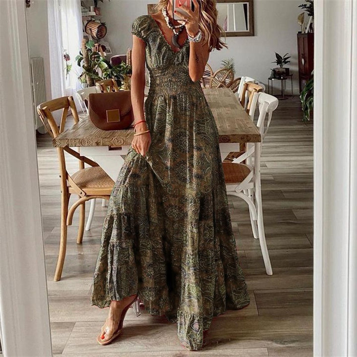 Dame maxikjole med dyb udskæring og elegante flæse detaljer Stilla